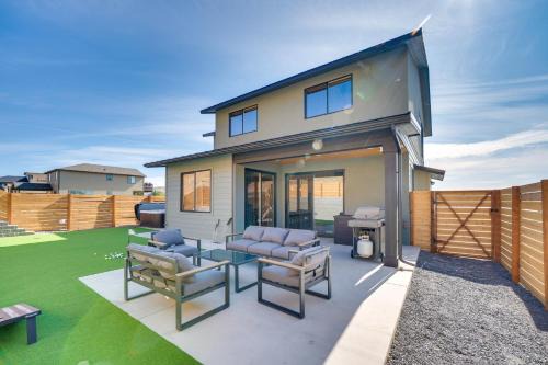 Sunland Estates House | Hot Tub & Water Views: Vantage Family Retreat