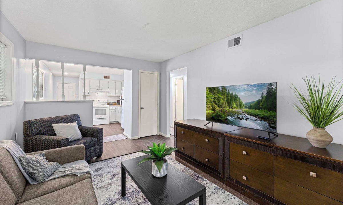Independence Apartment | Independence 2BD Apartment With King Bed & Parking