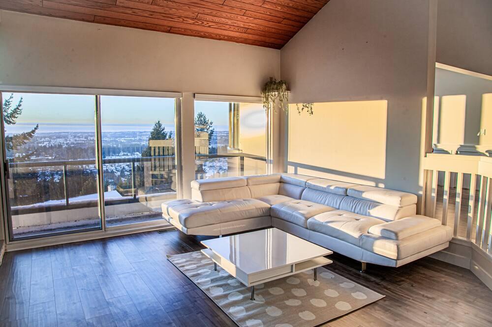 Lower Sumas Mountain House | Indoor pool, central, king bed