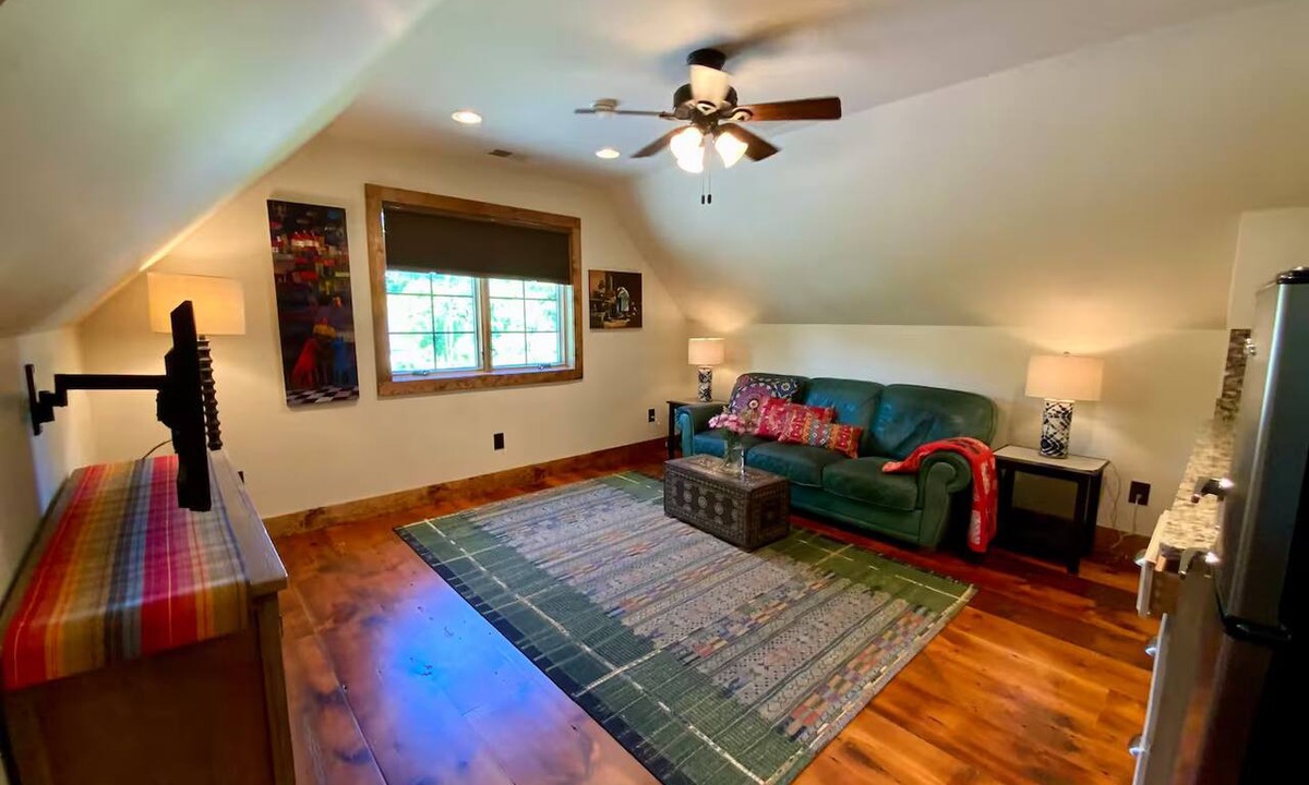 Newark Apartment | Inviting, comfortable & private suite near Univ.