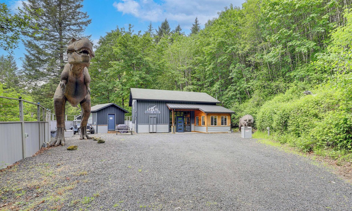 Washougal House | Jurassic Retreat: Hot Tub & Life-Size Dinosaurs!