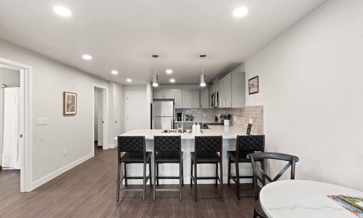 Riverside Apartment | King Bed! - J&K on Main Luxury Apartment 303