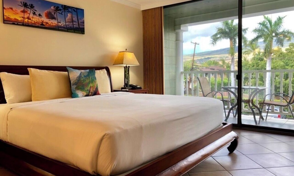 Historic Lahaina Front Street Resort | Lahaina Studio: Beachfront, Mountain View, Hot Tub