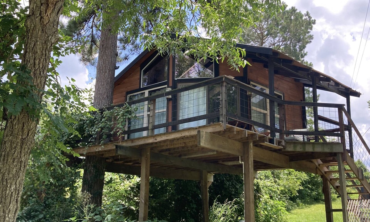 Willis House | Lake Conroe Treehouse, firepit, kayaks, bbq