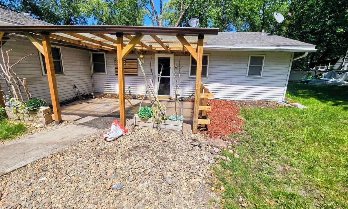 Richmond Cabin | Lake house with Cabin feel! flat beach and great fishing!