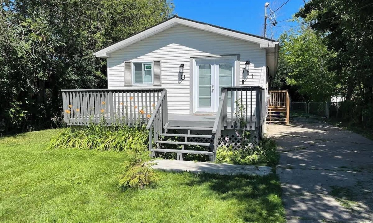 Georgina Cottage | Lake Simcoe Beach Oasis with Backyard and Firepit