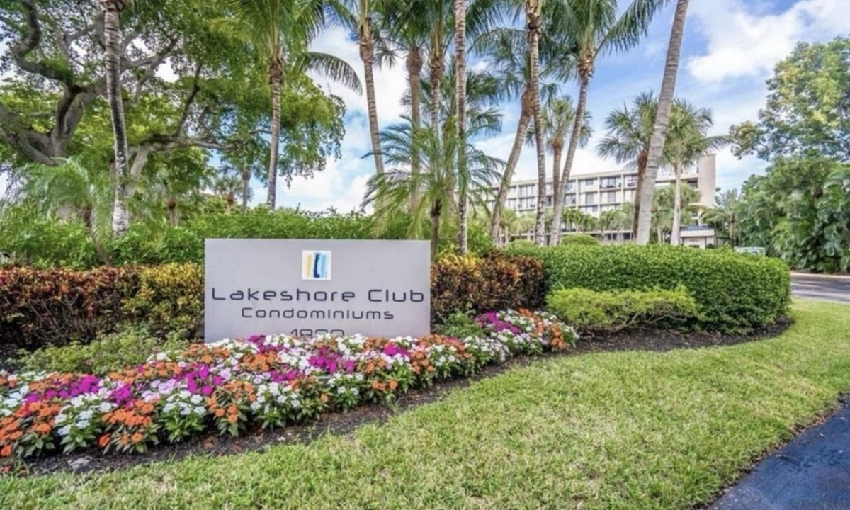Land of the Presidents Condo | Lake view, pool, gym, 10 mins from West Palm!