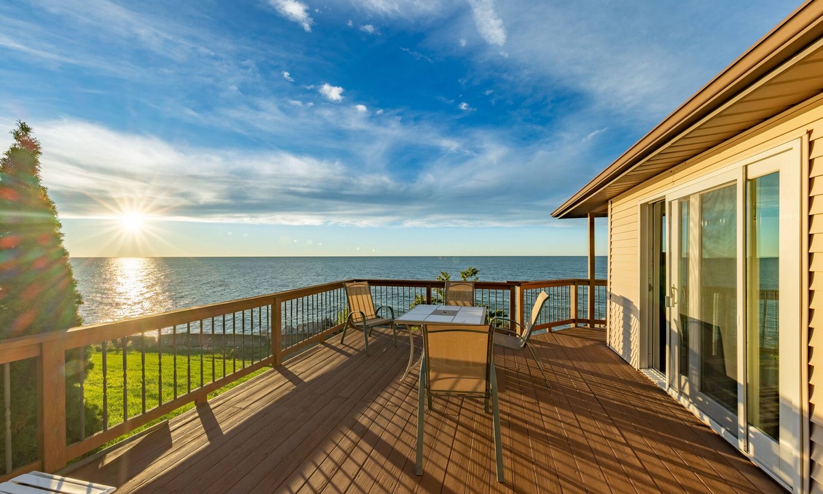 Willowick Cottage | Lakefront cottage with amazing views