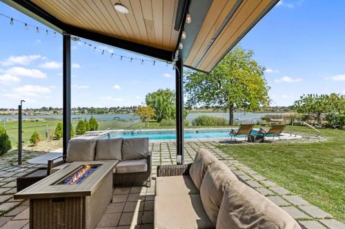 Moses Lake House | Lakefront Washington Home w/Private Pool & Sauna