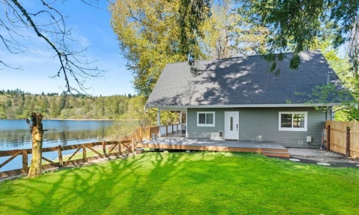 South Colby House | Lakehouse With Hot Tub, Covered Patio, Outdoor Fire-pit and BBQ