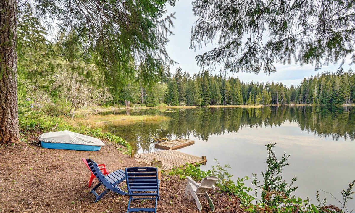 West Hills House | Lakeside Bliss in Tahuya! Modern Family Getaway