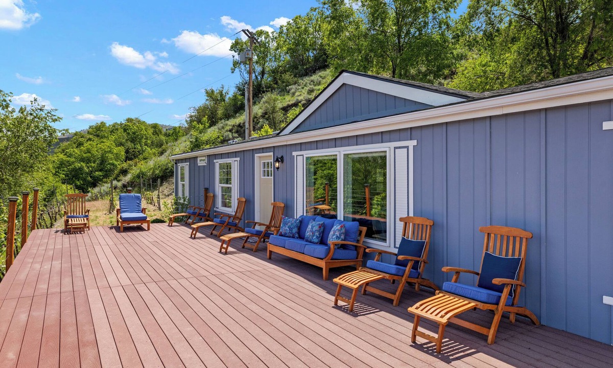 Ardenvoir House | Lakeview Home in the Vineyard