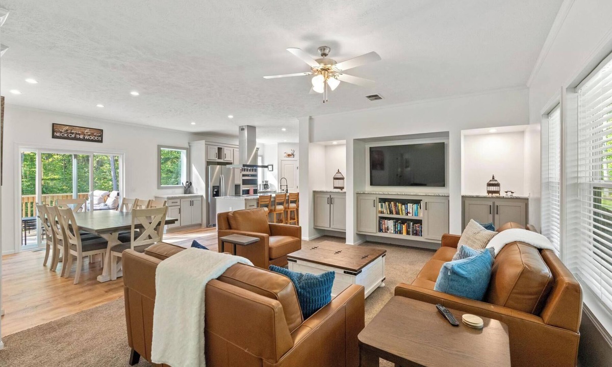Harbor Springs House | Large Private Home, Hot Tub, Bonfire Pit, Mins. to Harbor Springs and Nubs