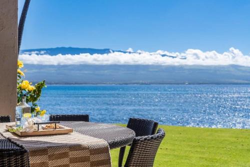 Wailuku House | Lauloa 105 · LOA 105 2BD OceanFront Getaway w AC Pool