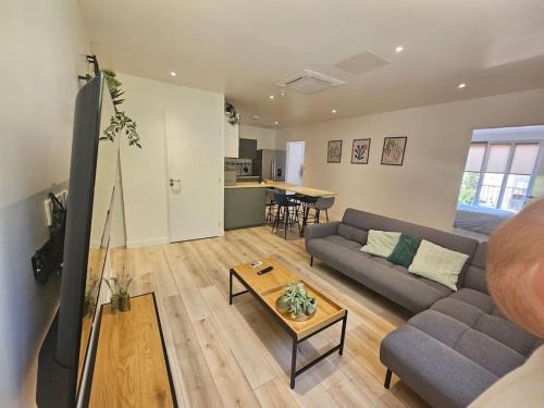 Saint-Priest Apartment | Le 14B