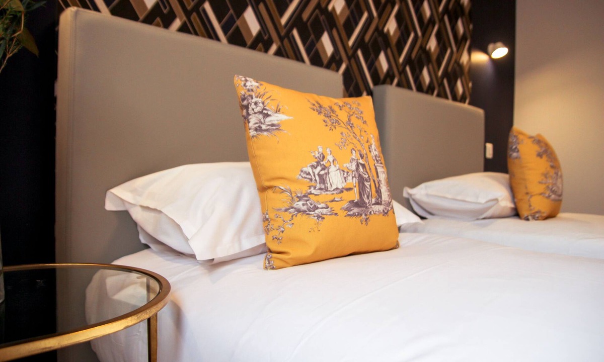 Laval Hotel | Le Petit Perier