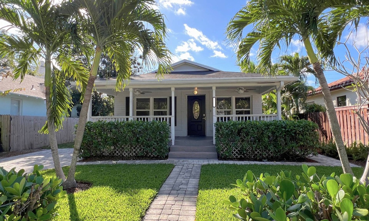 Pinewood Park House | LIT's Palma Home - Near Beach, Downtown, Shopping, & More!