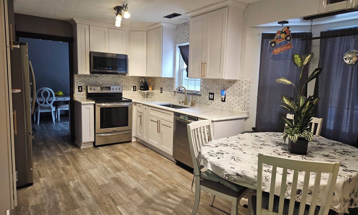 Westgate House | Lovely 3-bedroom 1 office house with AC in charming Jacksonville.