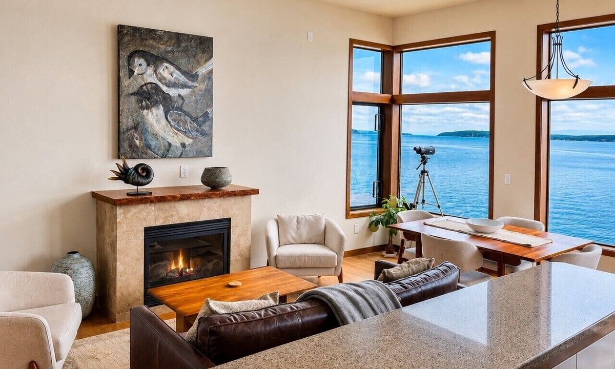 Langley Villa | Luxe Beachfront Condo in the heart of Langley
