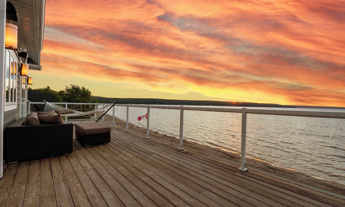 Lafontaine Cottage | Luxurious Cottage in Tiny 5bd4bth|Private Beach Front