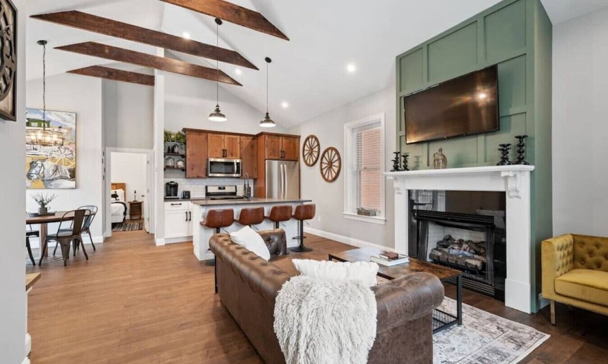 Manchester Apartment | Luxurious Design | Easy Access to Downtown Pittsburgh | Sleeps 4