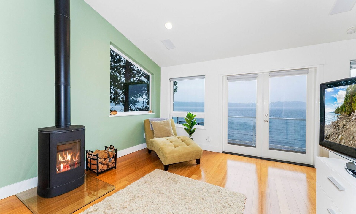 Brinnon House | Luxurious home with private beach access, wood burning fire place, dog-friendly