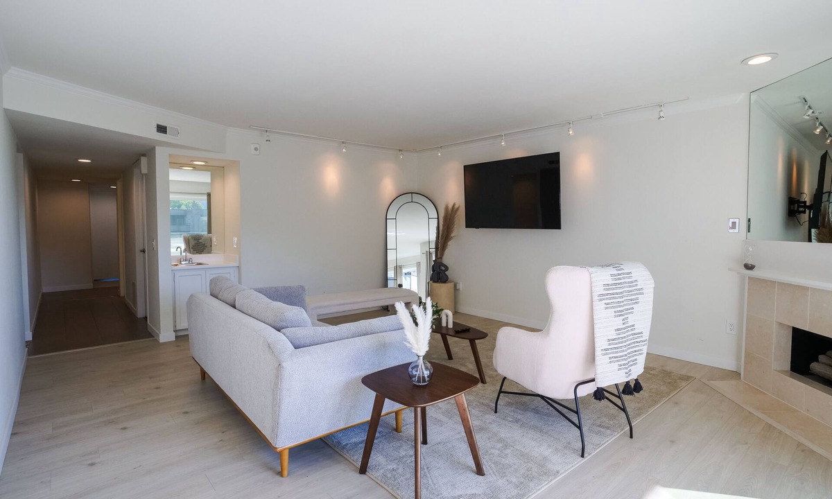 Inglewood-Finn Hill Condo | Luxurious Lake Front Condo With Stunning Views In Kirkland