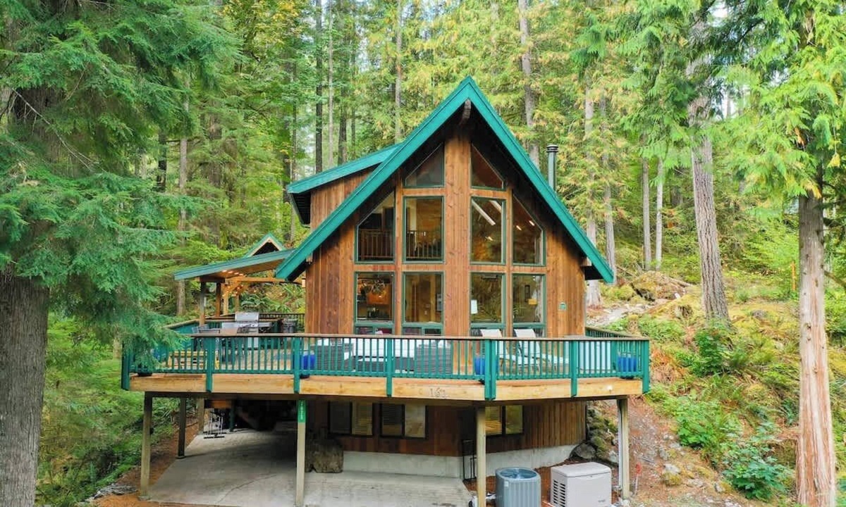 Glacier House | Luxury Cedar Chalet-Sauna,Hot Tub,EV charger