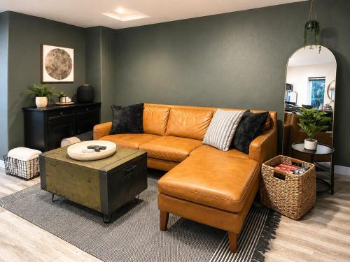 Alyeska Apartment | Luxury Cozy Studio Fireplace & Plush Bedding
