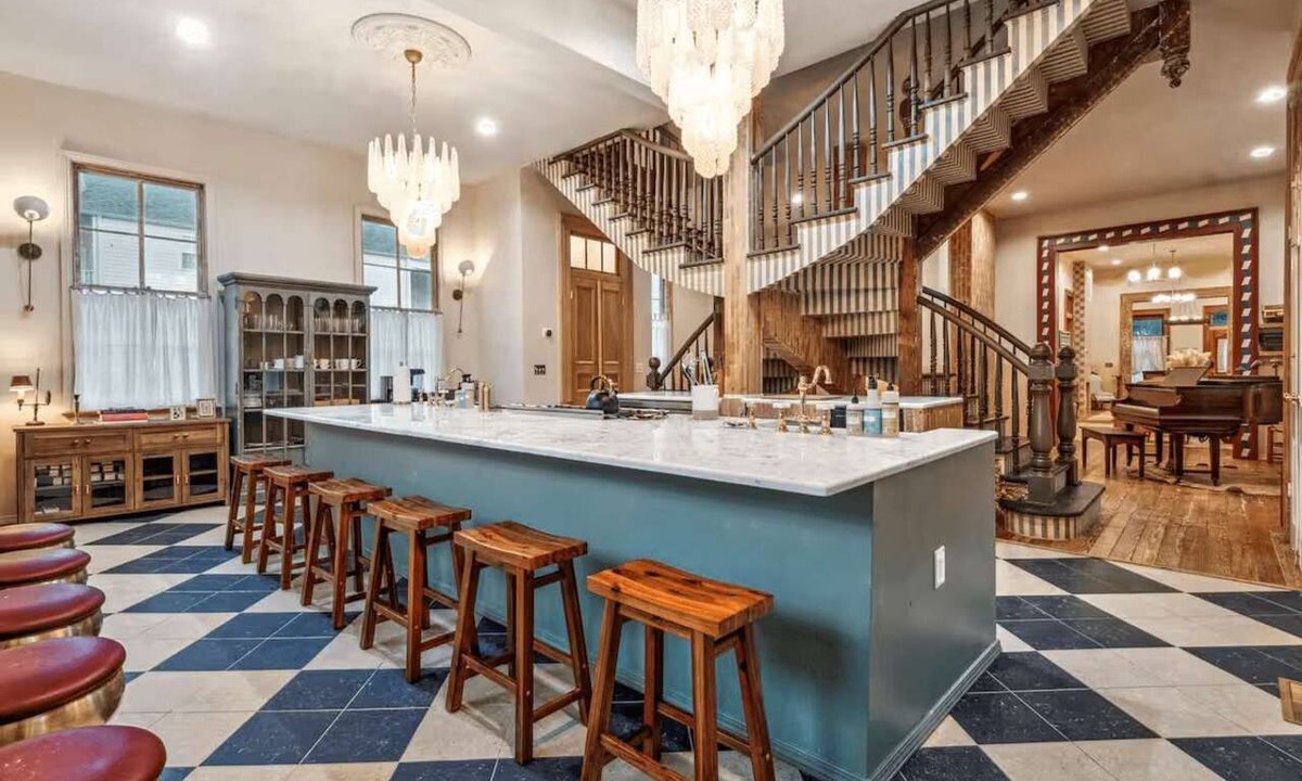 Faubourg Lafayette House | Luxury Storybook Villa w/Private Pool & Hot Tub