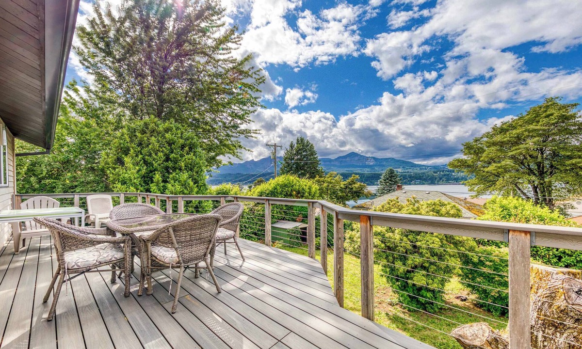 Cascade Locks Apartment | Magnificent Dog-Friendly Home with Lake & Mountain Views from the Large Deck