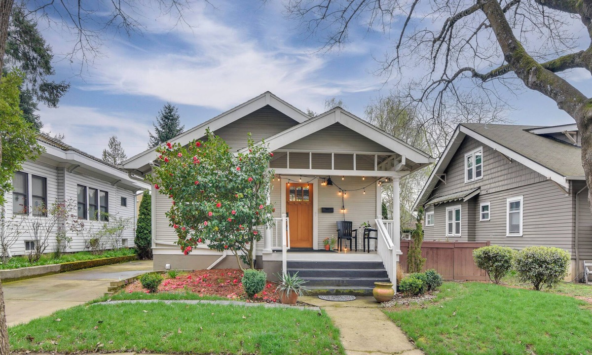 Hough House | Main Street Retreat! Urban Cottage in Vancouver