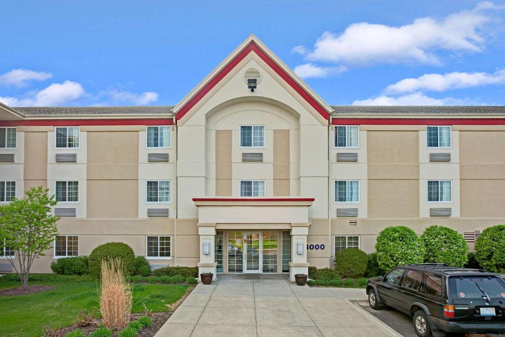Wheeling Hotel | MainStay Suites Northbrook Wheeling