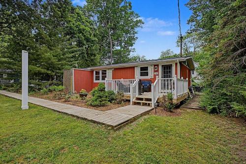 Saugatuck Villa | Maple Ridge Red Cottage HOT TUB