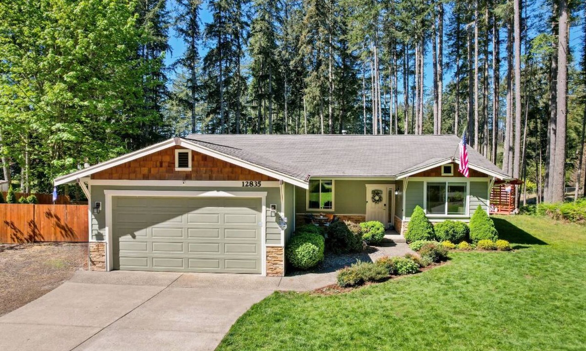 Port Orchard House | Marvelous 3-bedroom house with AC in Port Orchard located minutes from Wye Lake.