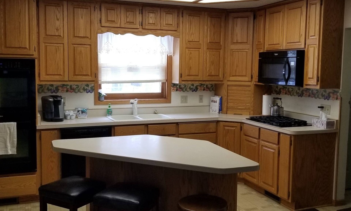 Crosby House | Mayer House - large home, sleeps 9, 3 blocks from trail head
