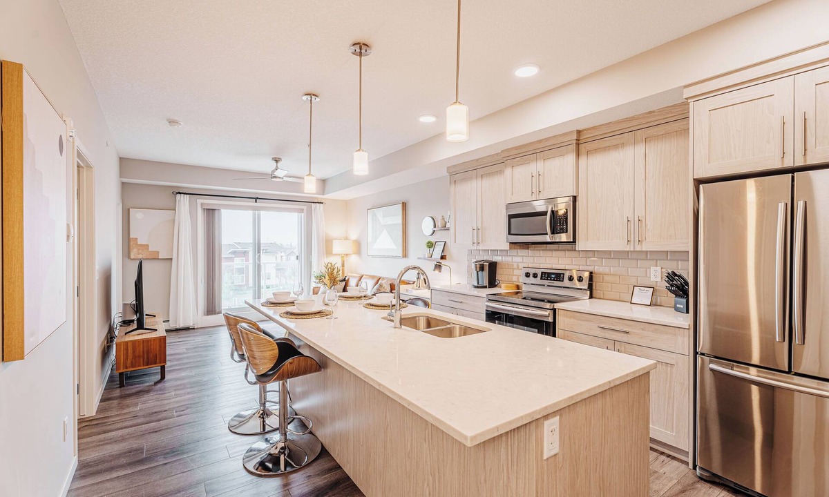 Calgary Condo | Modern 2 BR condo, Sleeps 4, w/AC, 8 mins to YYC