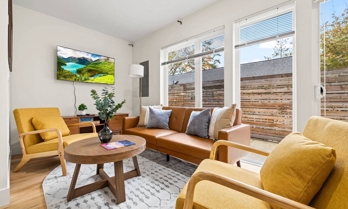 Fremont House | Modern 2B/1.5B Fremont House with Prime Walkability
