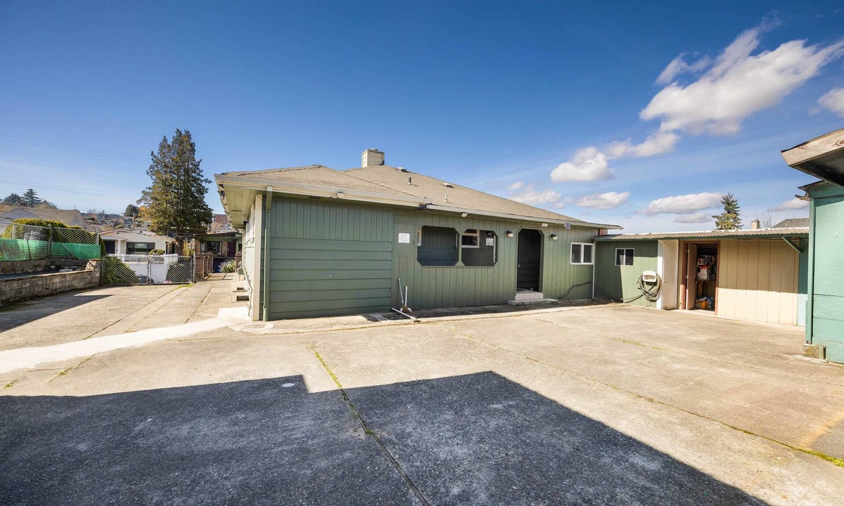 North Beacon Hill House | Modern 2BR Basement Near LRT Parking