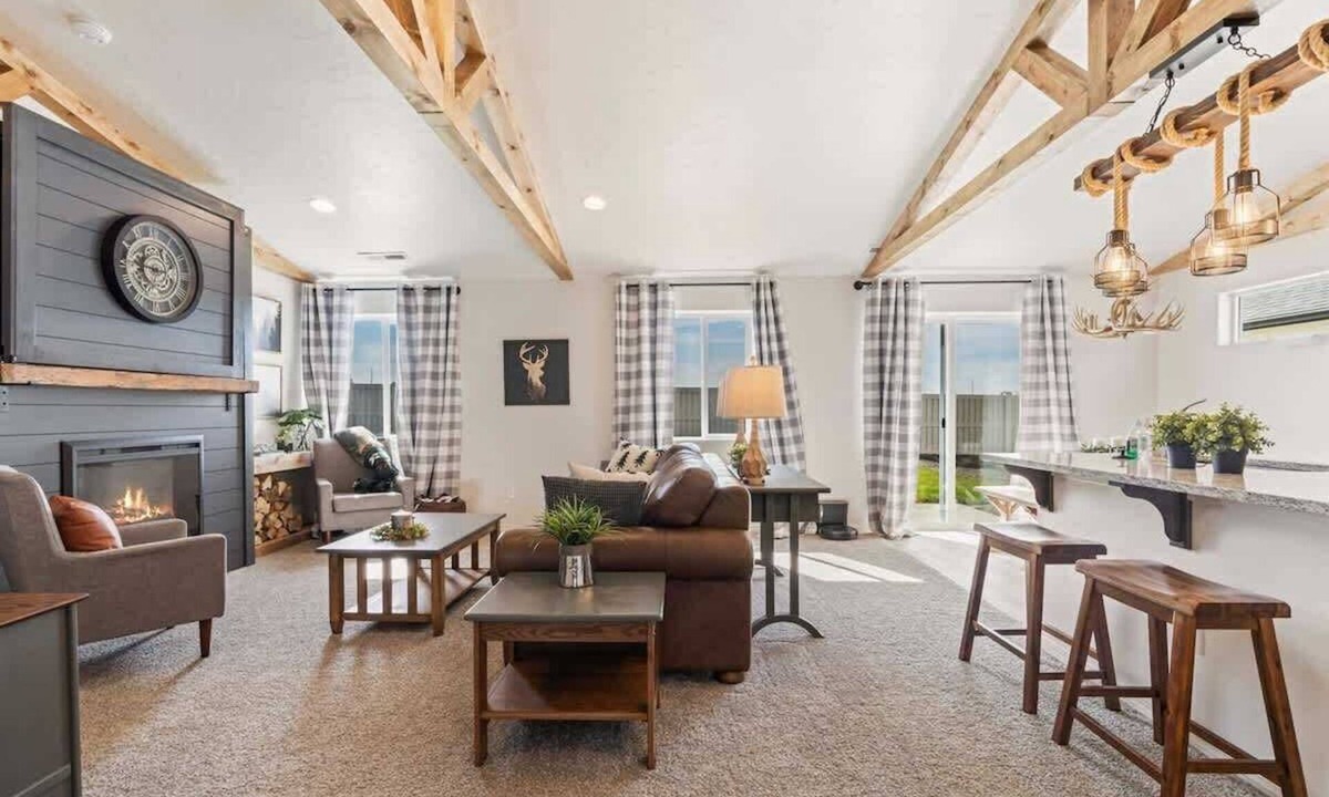 Caldwell House | Modern 3BR Caldwell Getaway w/Patio & Mountain Views | Sleeps 10