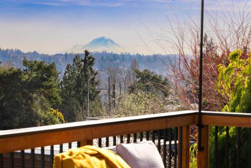 Genesee House | Modern 3BR Retreat w City Views 2 Living Spaces
