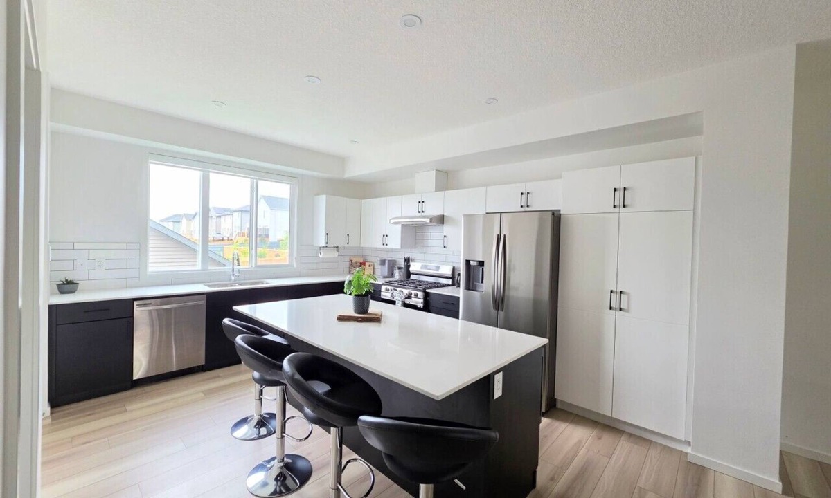 Southwest Edmonton House | Modern 5BR Executive Home with Private Gym Space | Sleeps 10 | SW Edmonton