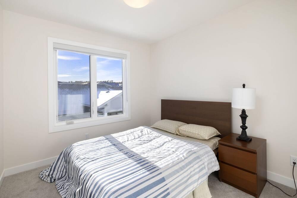 Calgary House | Modern and Luxurious Entire 3 Bedroom + 2 Bath