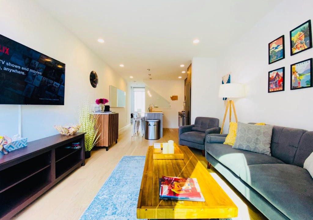 West Woodland Apartment | Modern Ballard Townhouse - 92 Walkscore & Rooftop!