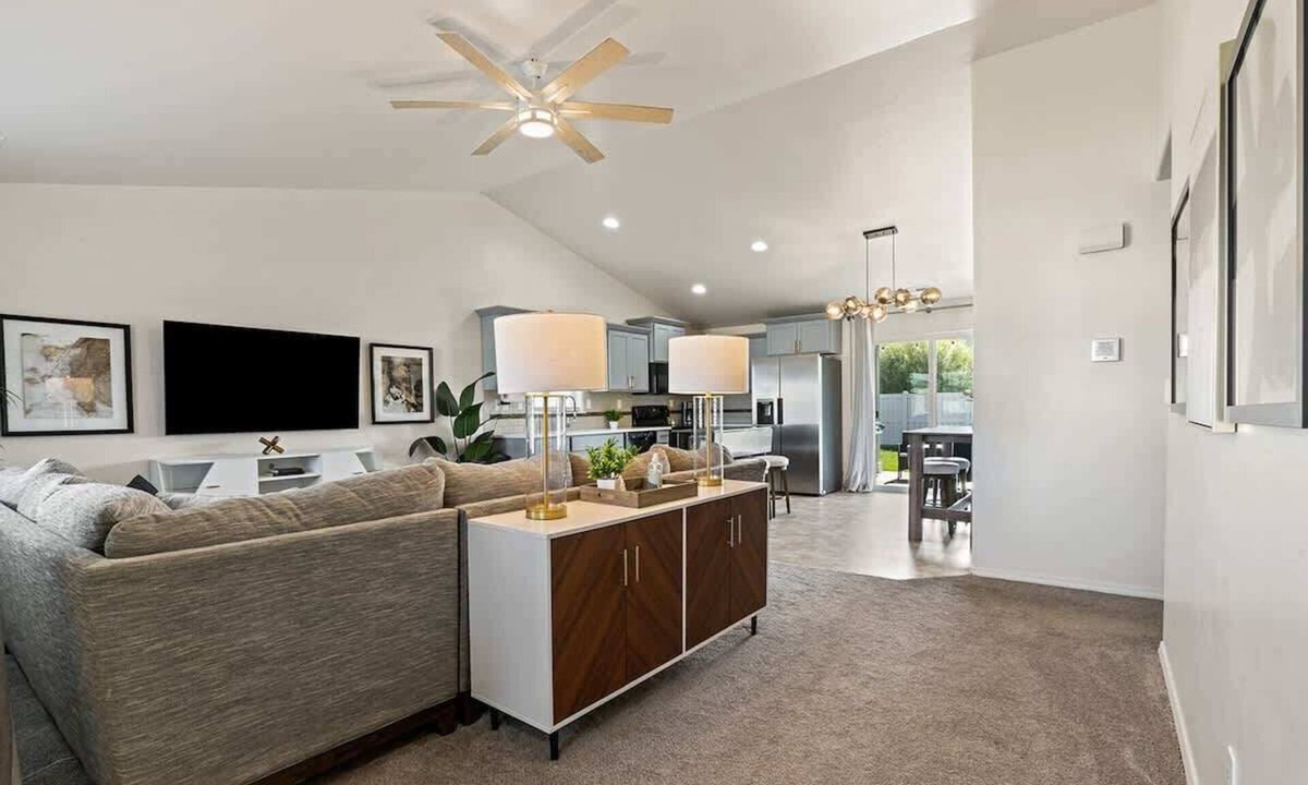 Caldwell House | Modern Caldwell Home | Near Freeway & Shopping | Sleeps 10
