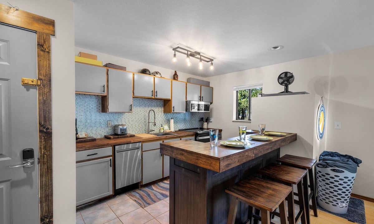 Sunriver Condo | Modern Condo with Community Hot Tub and Pool