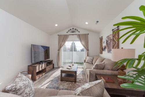 Spokane Valley House | Modern Decor & Style KING bed Wifi with Garage