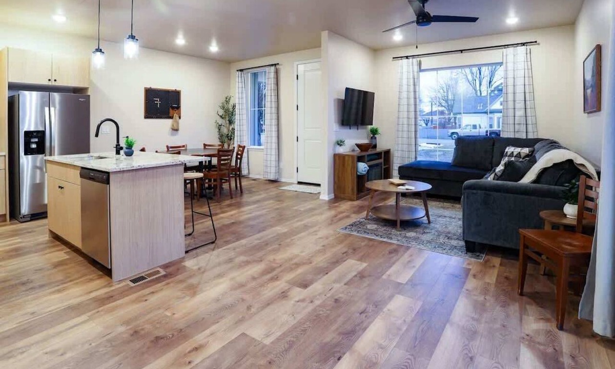 Caldwell Condo | Modern Family Townhome Near Downtown Caldwell | Sleeps 10
