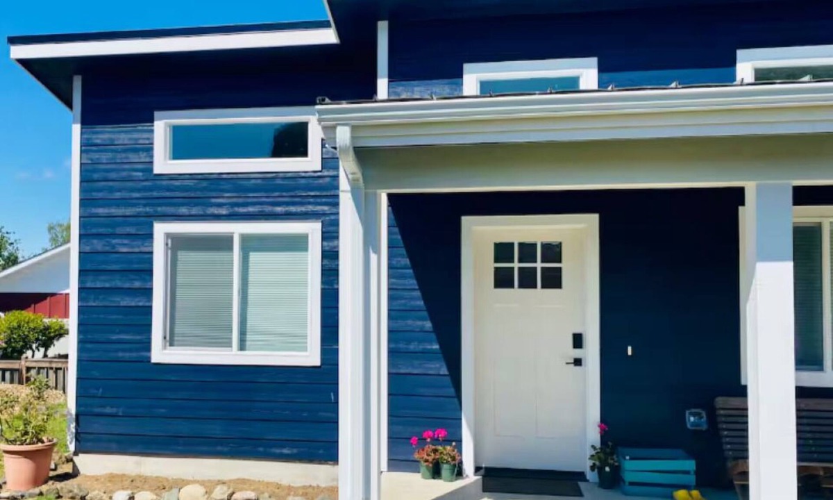 Anacortes Cottage | Modern & Light Filled 1-bedroom private garden cottage with AC in Anacortes