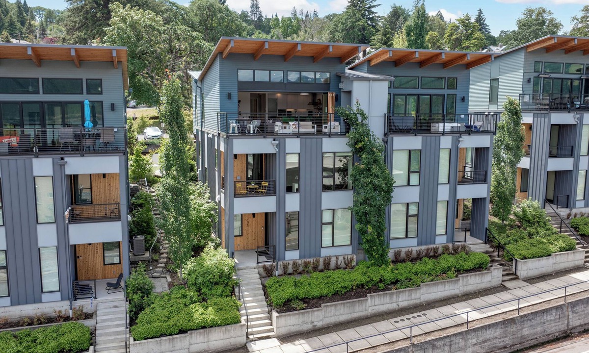 Hood River House | Modern Luxury 4BR Townhome w/Gorge Views - Walk to Hood River Downtown